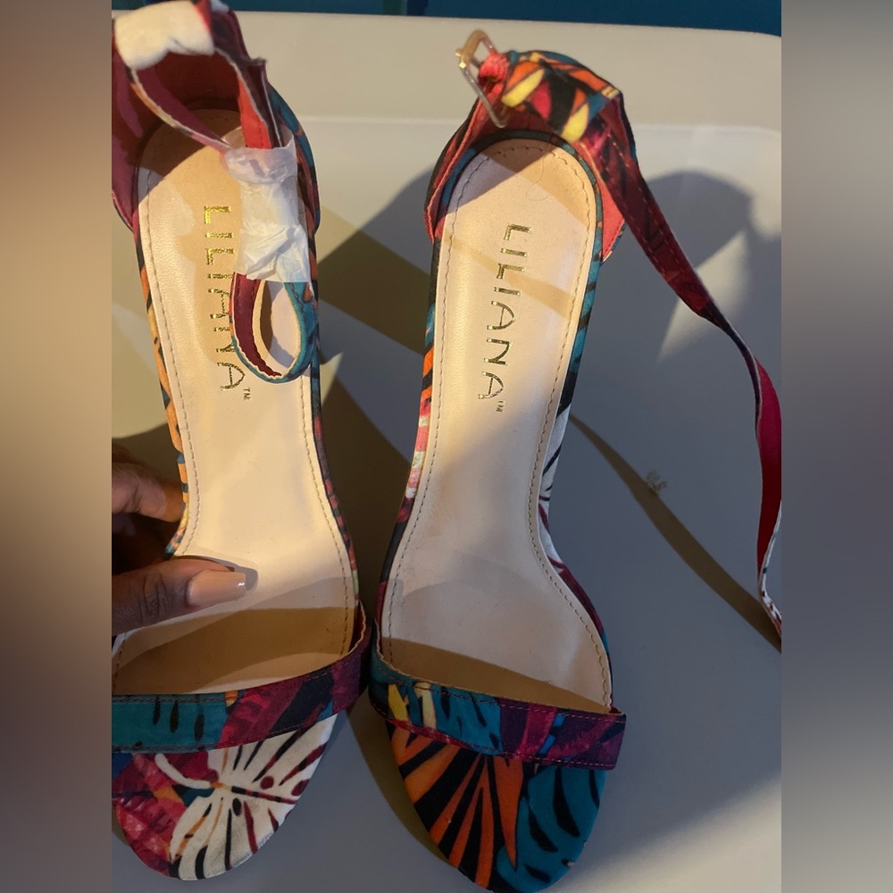 *BRAND NEW* Size 8 tropical heel